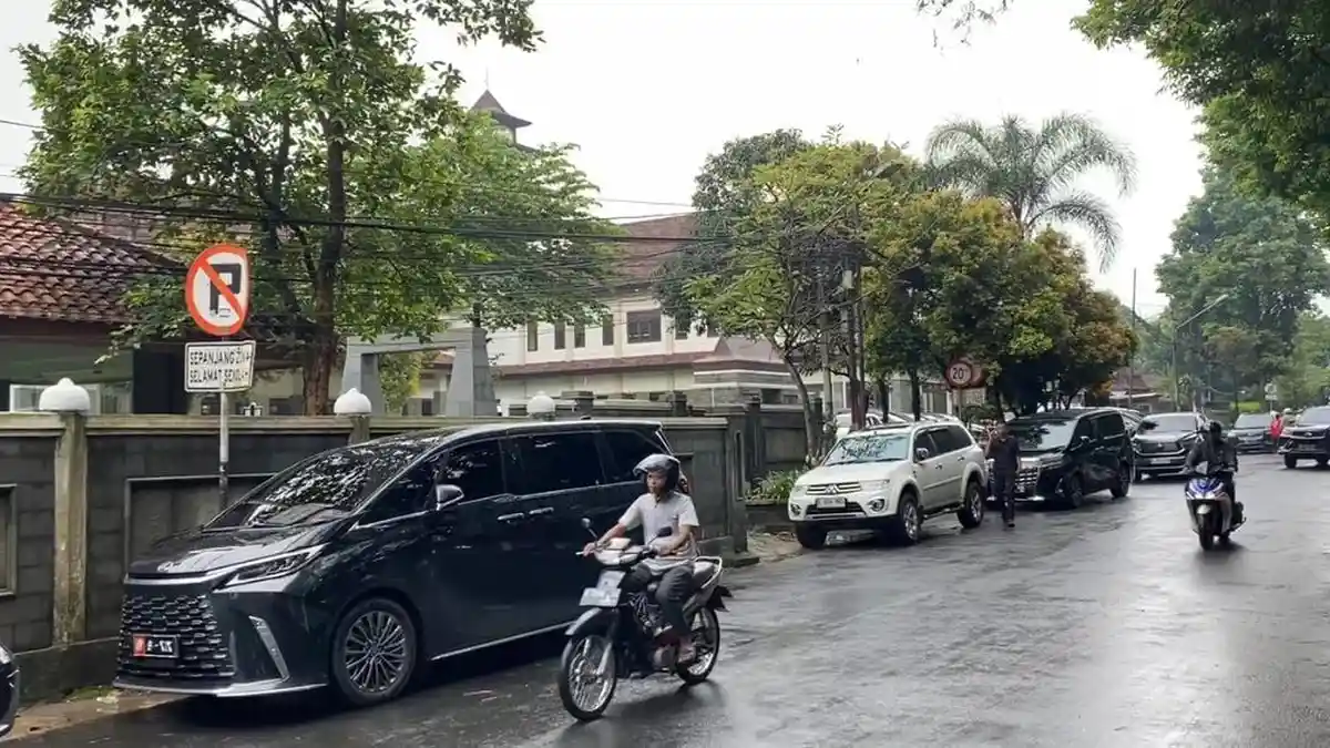 Ketum PDIP Megawati Ultah ke-79 di Istana Batutulis, Deretan Mobil Mewah Diparkir Pinggir Jalan