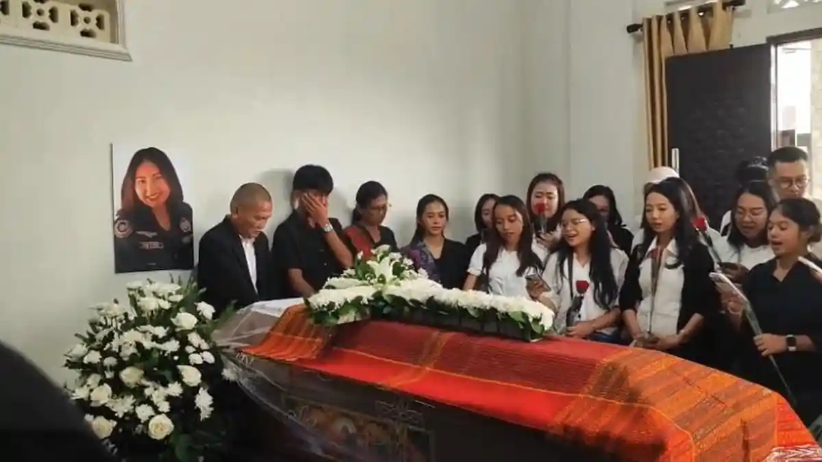 Tangis Sahabat Kenang Sosok Esther Pramugari ATR 42-500, Si Periang yang Kini Telah Pergi Selamanya.