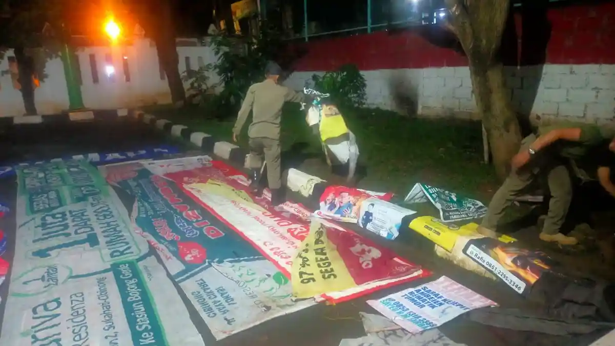 Jalankan Instruksi Presiden, Spanduk-sapnduk di Kecamatan Cibinong Bogor Ditertibkan
