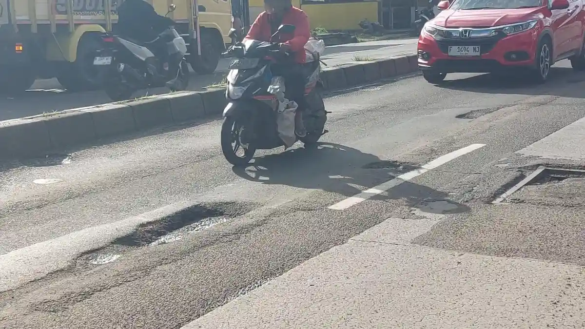 Penampakan Lubang-lubang di Jalan Raya Parung Bogor yang Bikin Pemotor Celaka, Mirip Jebakan