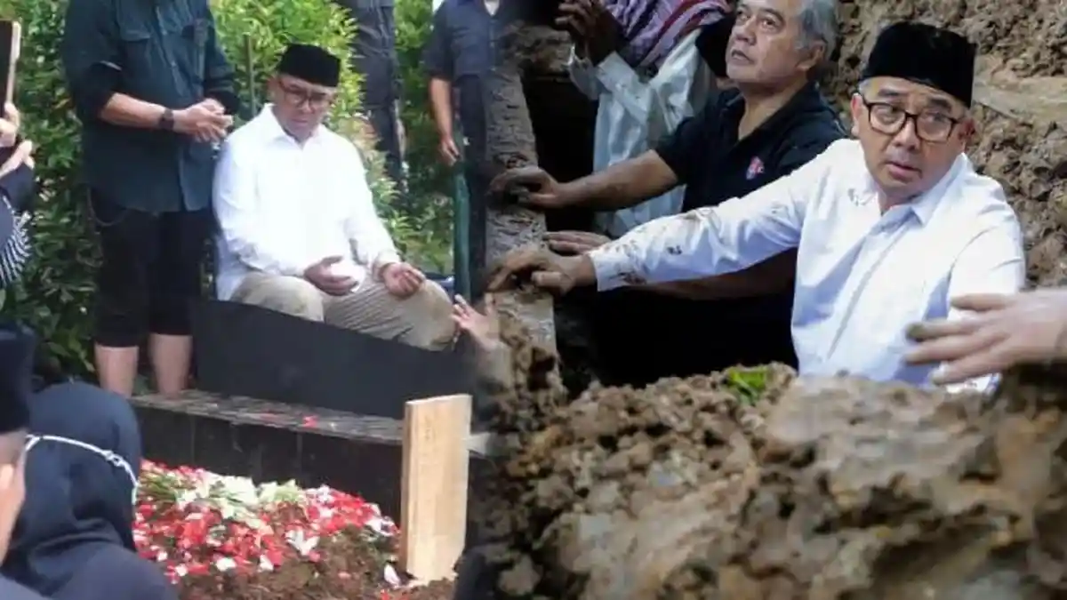 Tatapan Pilu Wali Kota Bandung di Pemakaman Ibunda, Farhat Turun ke Liang Lahat: Bersatu dengan Ayah