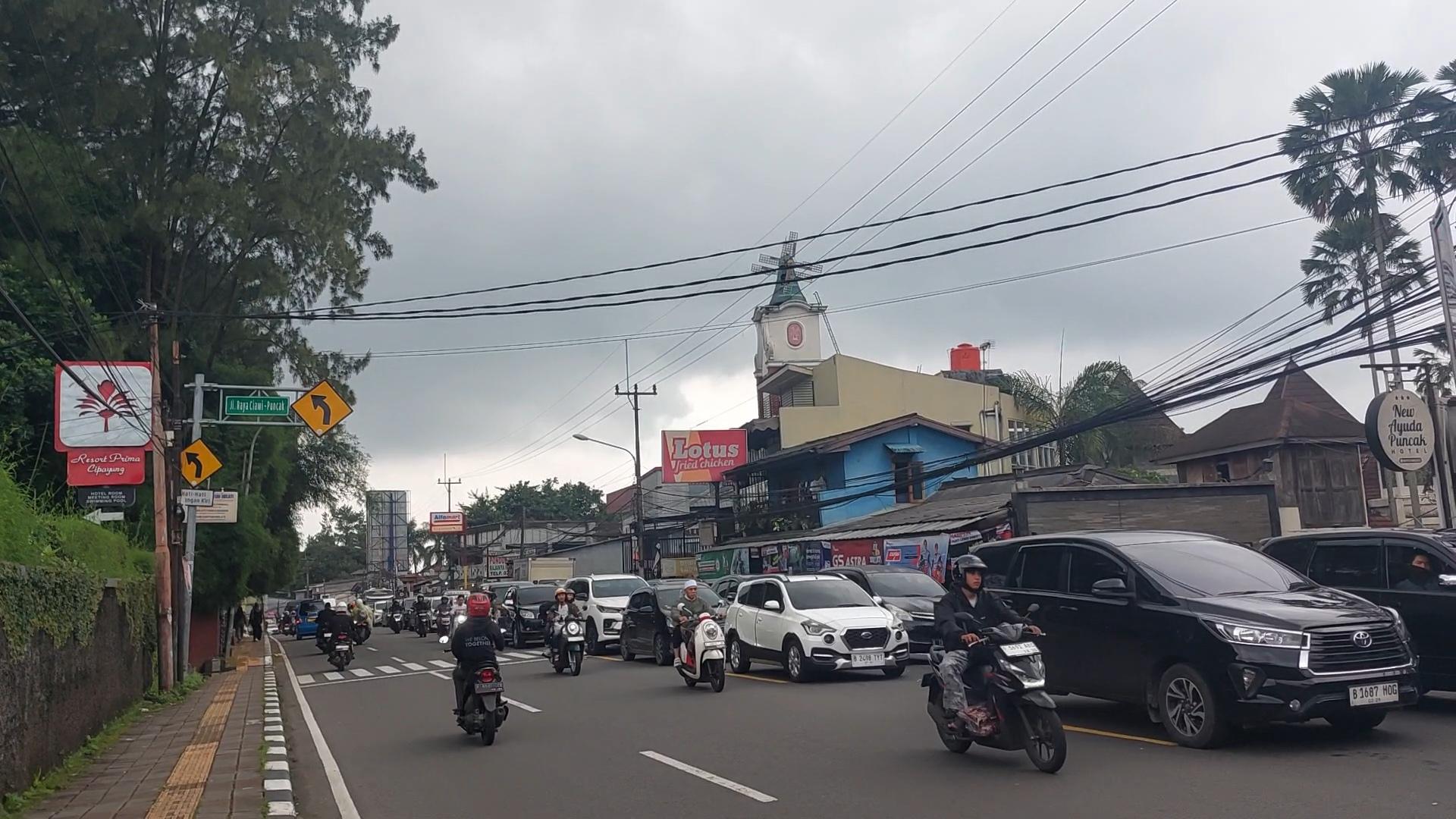 Awan Mendung Selimuti Puncak Bogor Siang Ini, Begini Prakiraan Cuaca Menurut BMKG di Puncak