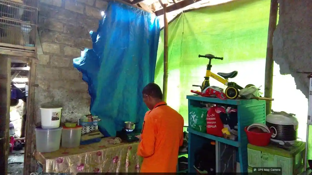 Warga Tamansari Bogor Terpaksa Pakai Terpal untuk Dinding Rumah Setelah Roboh karena Angin Kencang