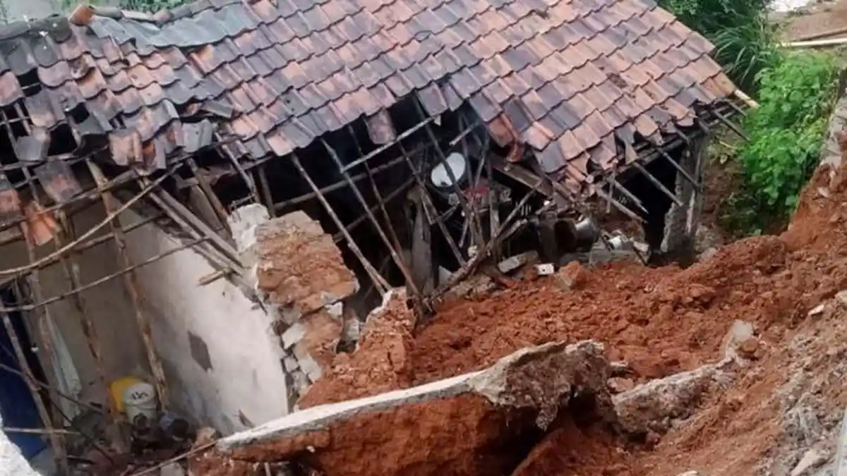 Tertimpa Longsor, 1 Rumah Dihuni 3 Keluarga di Kemang Bogor Rusak Berat, Korban Terpaksa Mengungsi