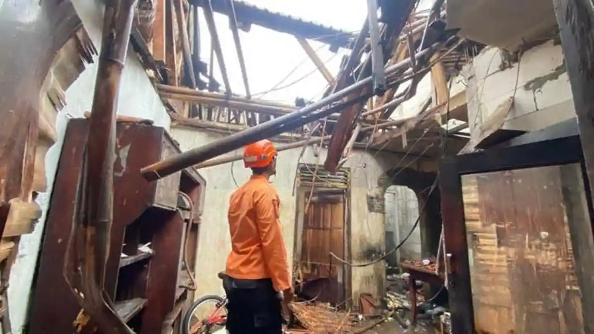 Tak Kuat Diterpa Angin dan Hujan, Atap Rumah Warga Cibinong Bogor Hancur Jadi Puing