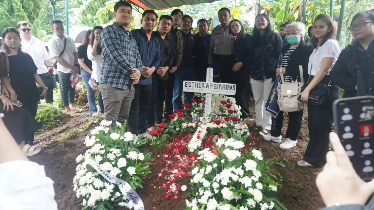 Isak Tangis Sahabat Usai Esther Pramugari Pesawat ATR 42-500 Dimakamkan, Kenang Chat Terakhir