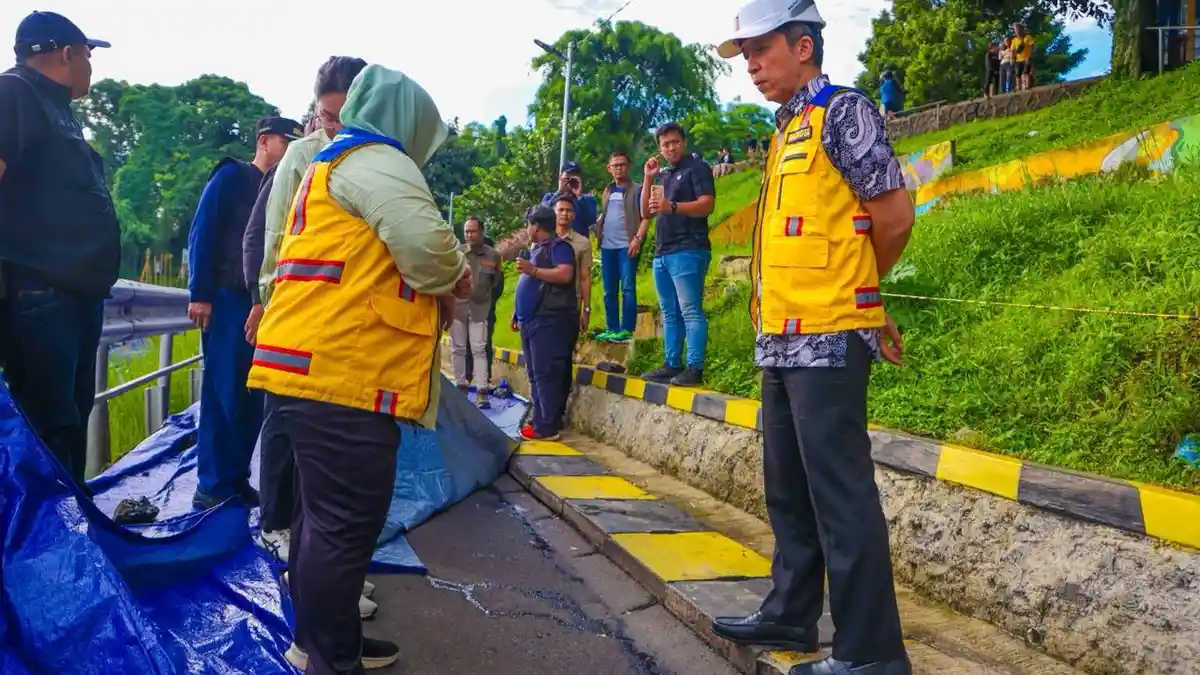 Dedie Rachim Tinjau Retakan Jalan Saleh Danasasmita Kota Bogor, Rp22,5 M Disiapkan Untuk Trase Baru