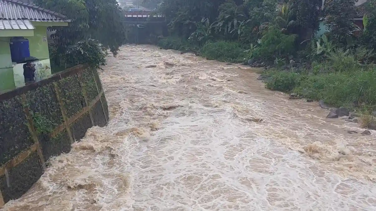 Puncak Bogor Diguyur Hujan, Tinggi Air Ciliwung di Bendung Katulampa Bertahan di Siaga 4