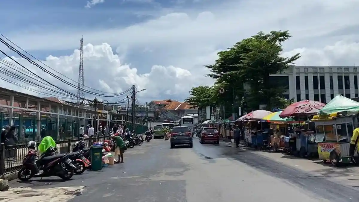 Jalan Mayor Oking Stasiun Bogor Kini Semrawut Kembali, PKL Geser Lapaknya ke Atas Trotoar