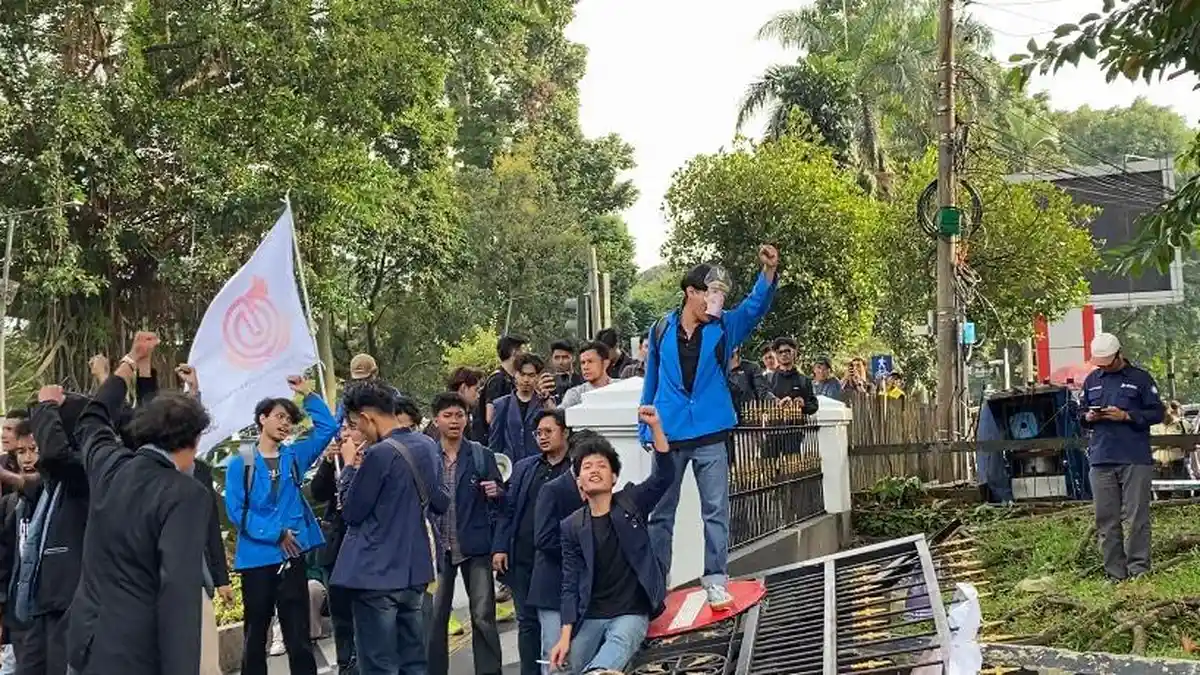 Aksi BEM se-Bogor di Balai Kota, Buang Kertas Bekas Kritik 1 Tahun Dedie Rachim-Jenal Mutaqin