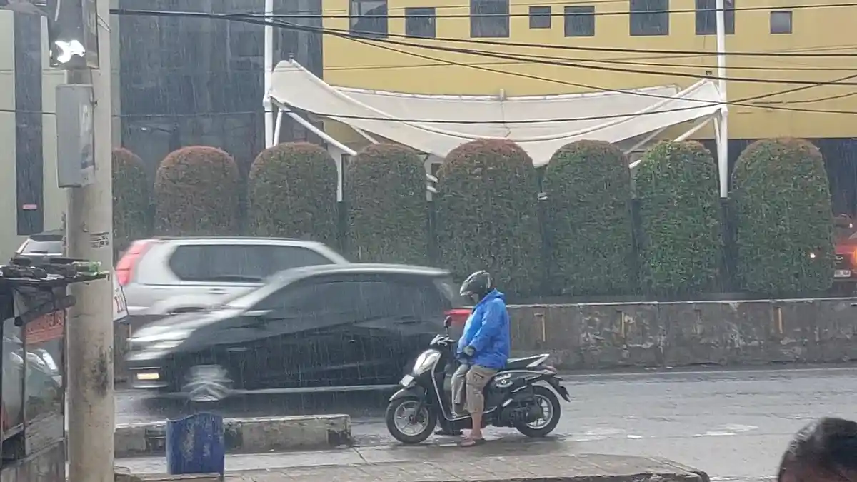 Waspada, Kota Bogor Mulai Diguyur Hujan Jelang Sore Ini, Diawali Langit Mendung Makin Gelap