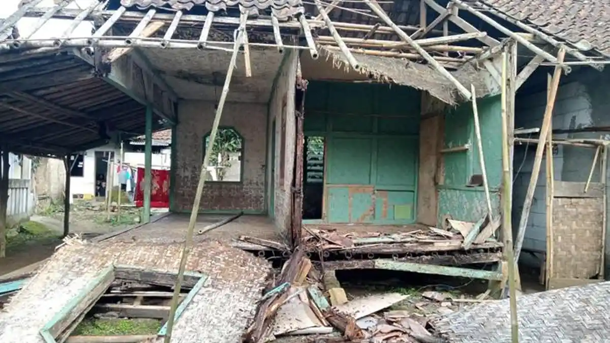Hujan Deras Rumah Berbilik Bambu di Rancamaya Bogor Ambruk, Penghuni Butuh Hunian Sementara