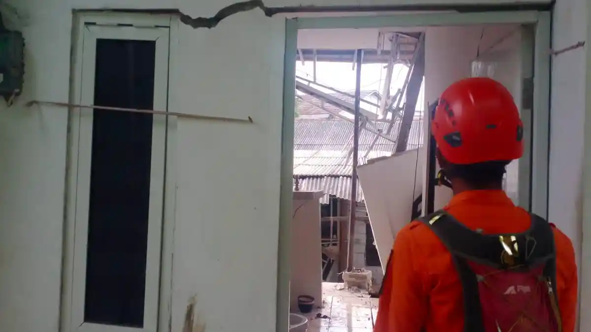 Dinding Rumah Warga Cibinong Bogor Ambrol Gegara Longsor, Penghuninya Terpaksa Mengungsi