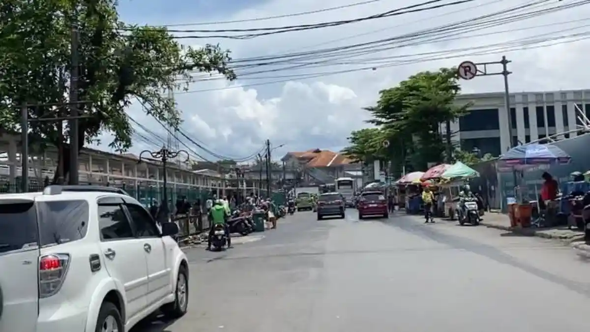 PKL Mayor Oking Stasiun Bogor Nekad Jualan di Atas Trotoar, Kasatpol PP: Seharusnya Tidak Boleh