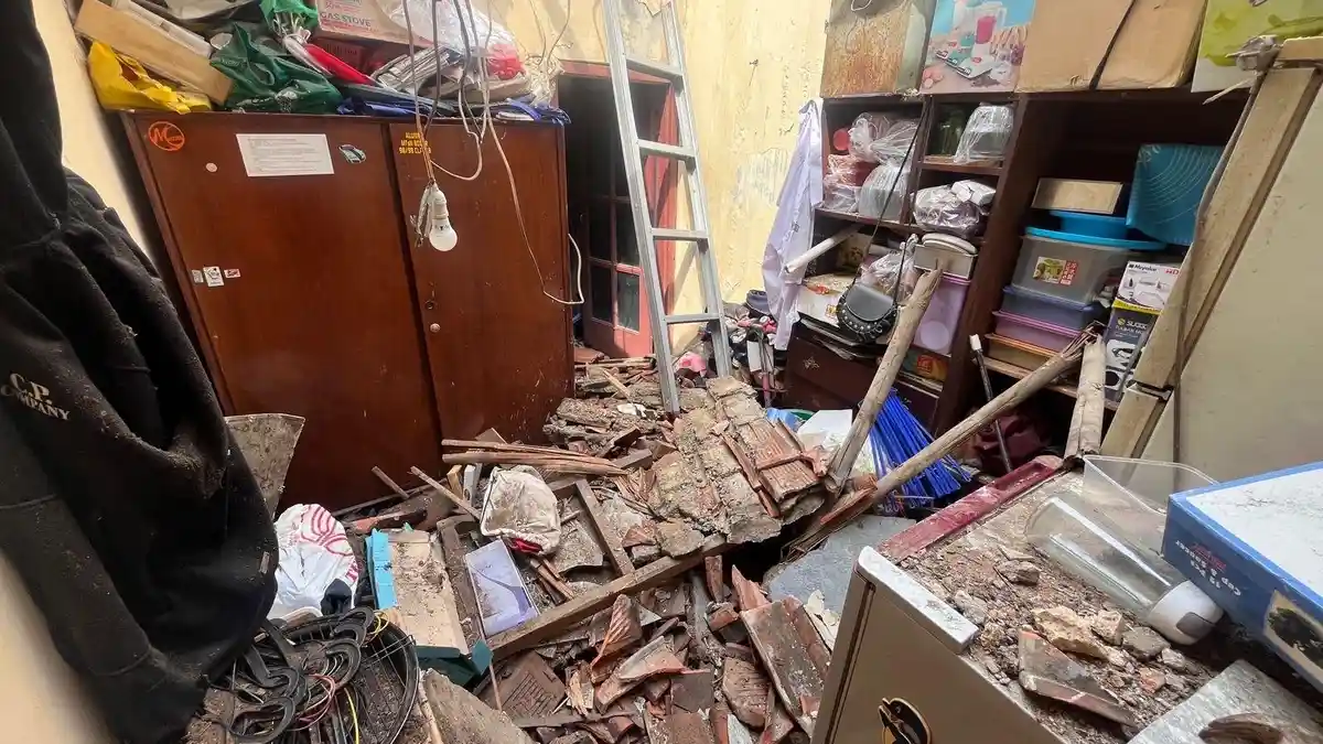 Atap Dapur dan Kamar Tidur Warga di Bantarjati Bogor Ambruk, Ruangan Dipenuhi Pecahan Genteng