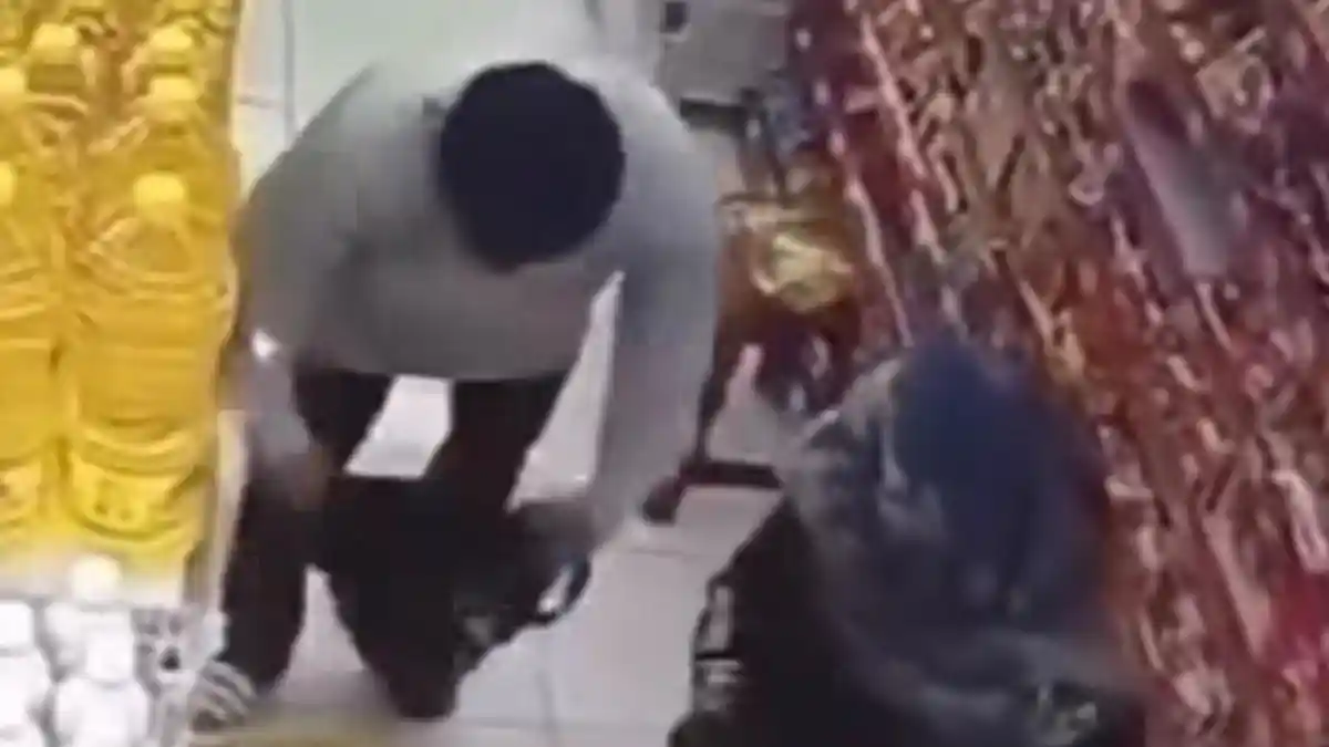 Komplotan Pencuri Beraksi di Minimarket Cibinong Bogor, Gasak Kosmetik Sebabkan Kerugian Rp6 Juta