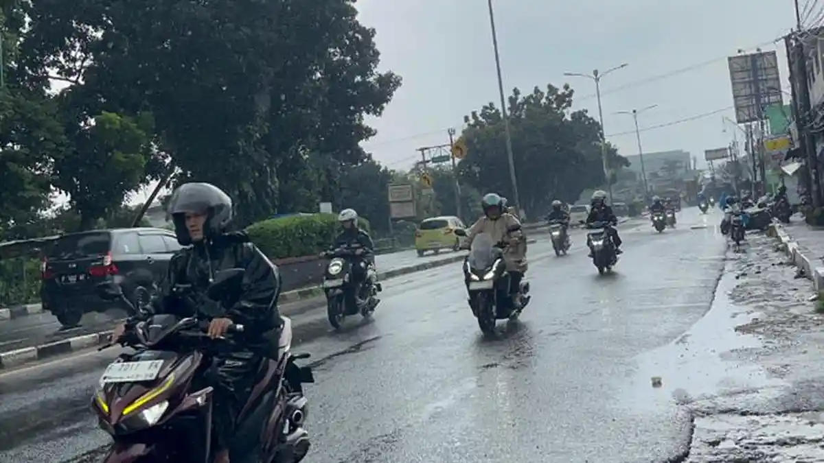 Hari Pertama Puasa Kawasan Cibinong Bogor Diguyur Hujan, Lalu Lintas Lengang