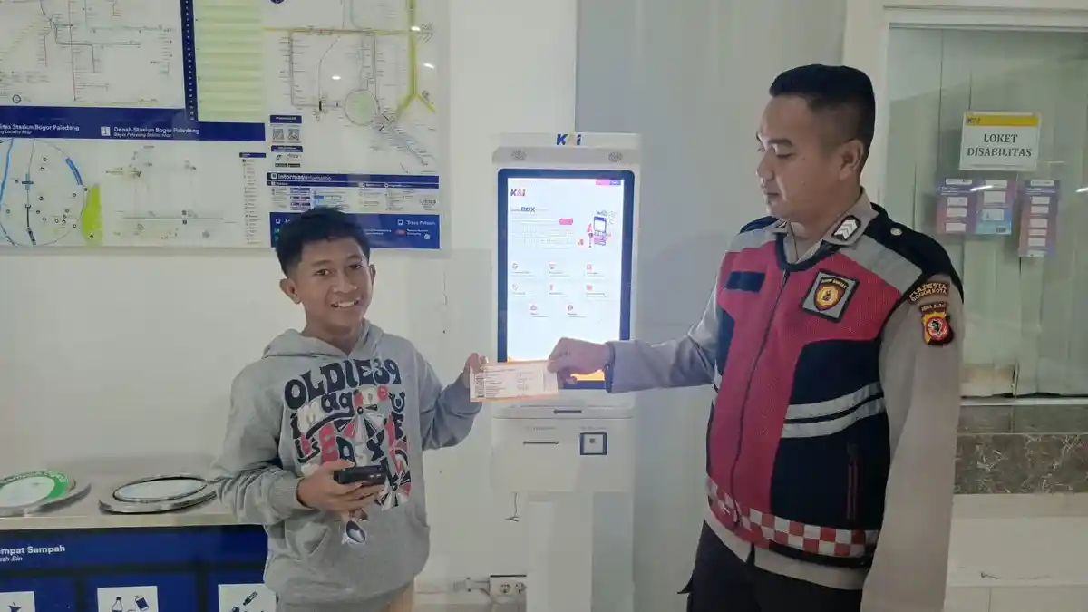 Aksi Heroik Polresta Bogor Kota Bantu Remaja yang Terjebak di Stasiun Paledang, Belikan Tiket Pulang