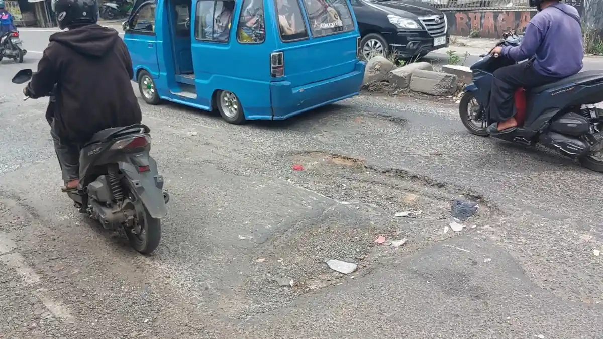 2 Minggu Dibiarkan Rusak, Jalan Raya di Bogor Bikin Bemper Mobil Nyangkut, Warga: Cuma Dipilok Doang