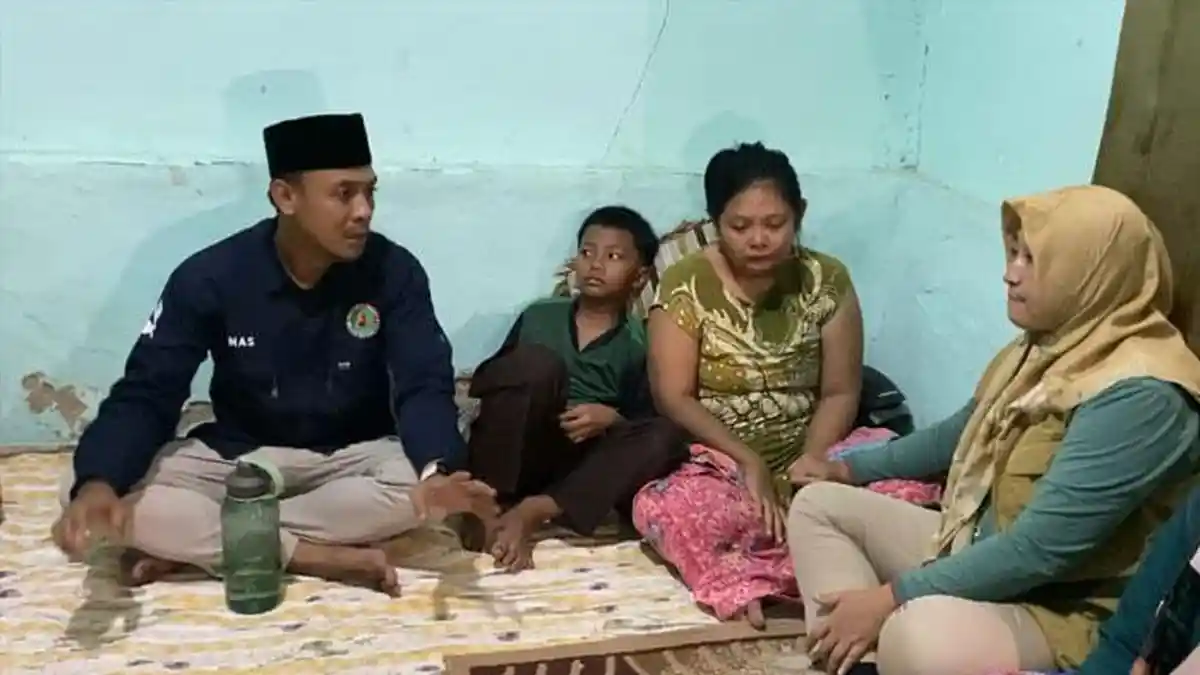 Suasana Haru di Rumah Bocah 8 Tahun yang Hanyut di Sungai Cisadane Bogor, Tangis Sang Ibu Pecah