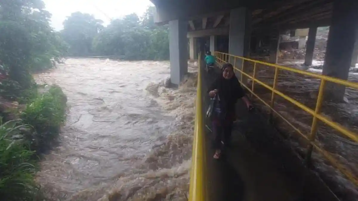 Bendung Katulampa Siaga 3, Air Sungai Ciliwung Hampir Naik ke Jembatan Alternatif Warga