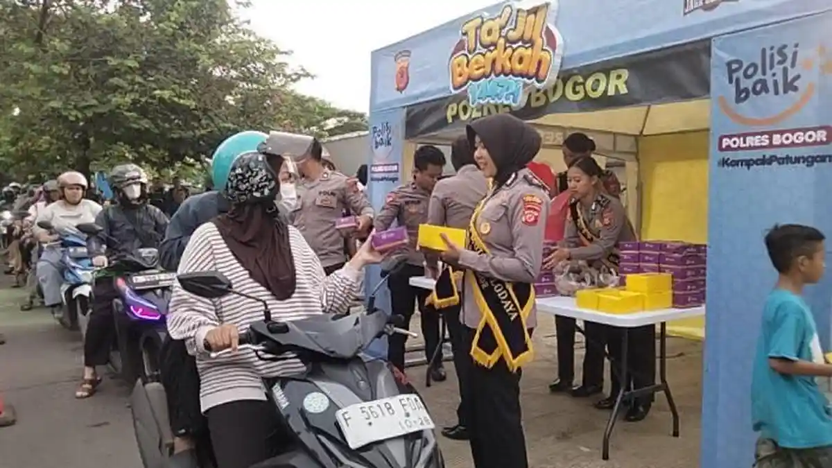 Hari Pertama Puasa, Polres Bogor Bagikan Takjil Gratis untuk Warga dan Pengendara Motor di Pakansari