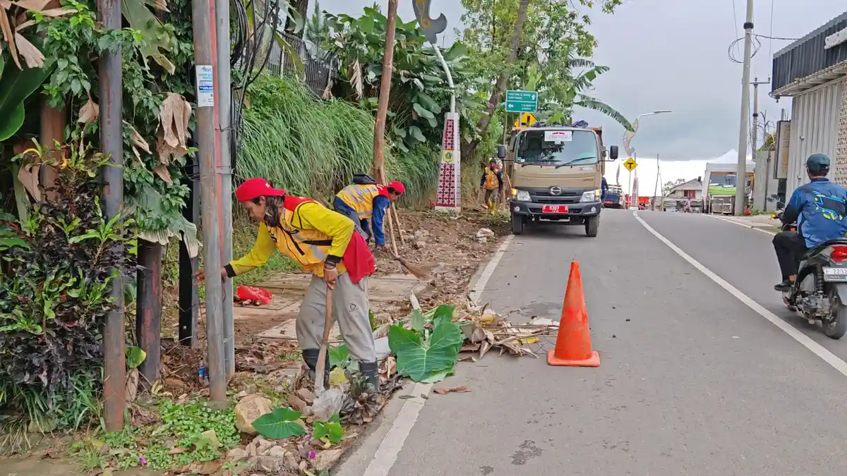 Tindaklanjuti Instruksi Presiden, Pemkab Bogor Gotong-royong Bersihkan Lingkungan di Babakanmadang