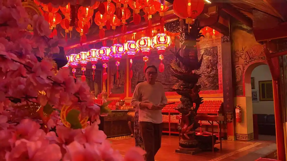 Intip Suasana Khidmat Malam Perayaan Imlek 2026 di Vihara Dhanagun Kota Bogor, Umat Khusyuk Berdoa